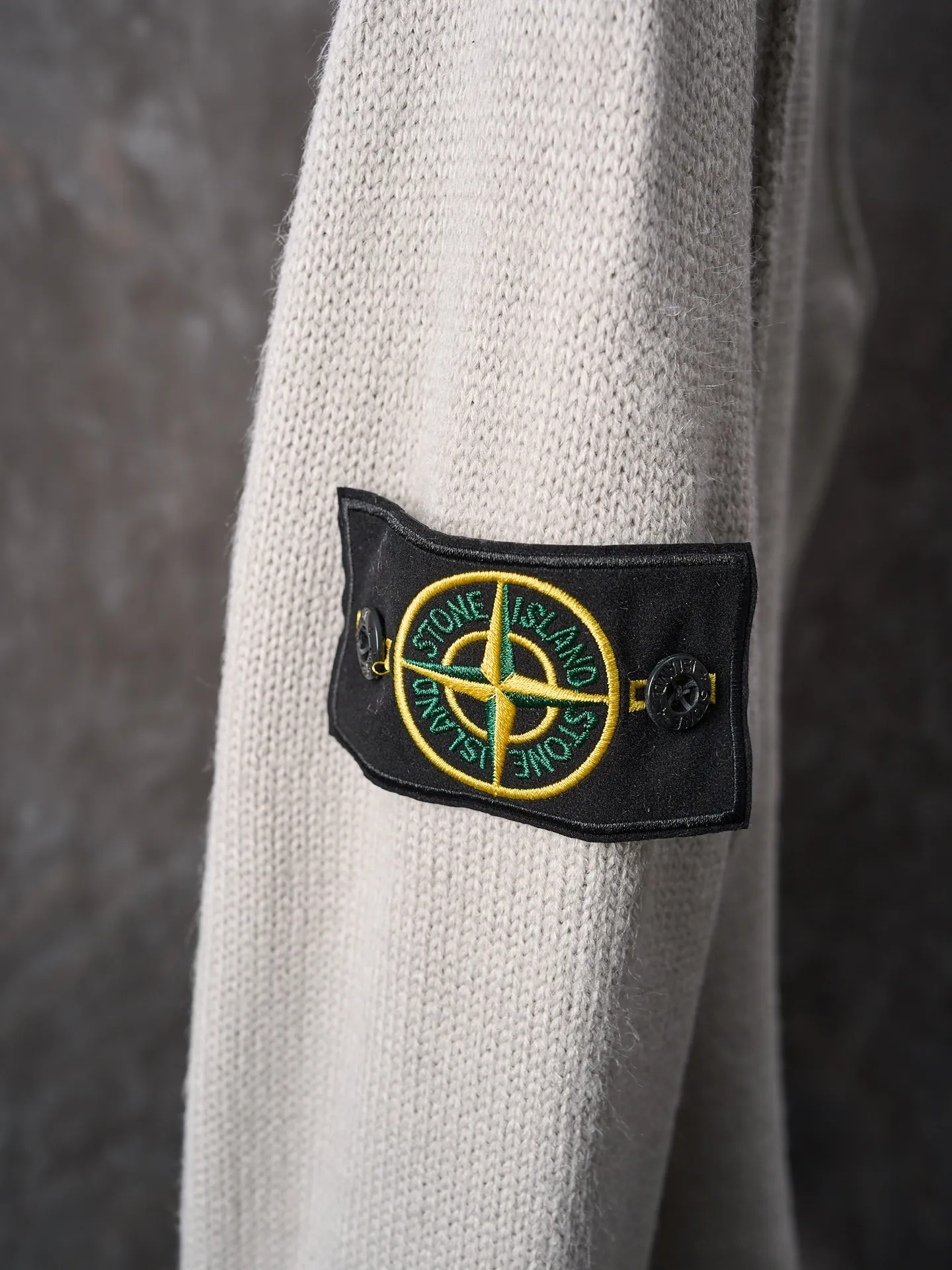 P410 Actual auction】Stonesland/Stone Island knitted round neck long-sleeved sweater with embroidered arm logo [Color] Black Gray Apricot [Ready Stock] S M L XL Made of 30% wool, 50% cotton, 20% spandex. The arm embroidery logo is made of double-layer soft leather, with embroidery logo technology on the surface and embellishment with the brand logo. Comes with laser engraved metal buttons. Garment washing-fixing color-fixing pattern-removing wool impurities.  This style is woven with a 7-needle imported machine, with knitted threads on the neck and hem, and embroidered logos on the arms to present the brand vision.